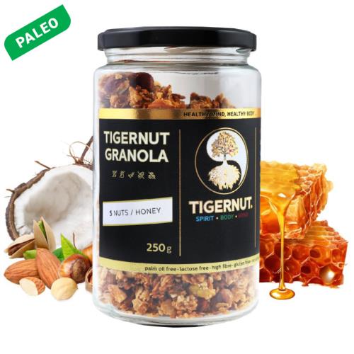 Granola z lupienkov lúpaného tigrieho orecha s piatimi druhmi orechov